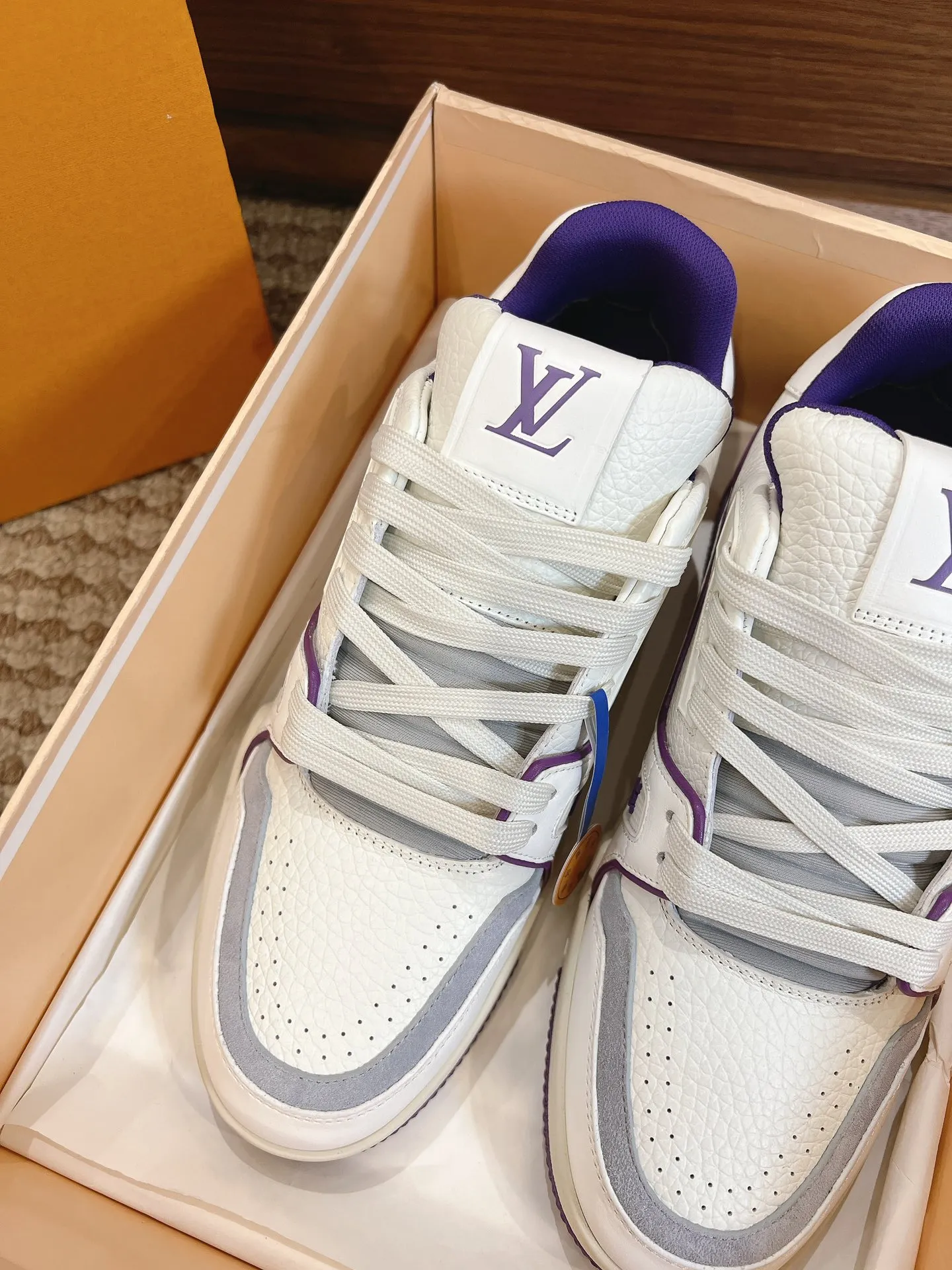 👟👟Ex-factory price 840👟👟 Dongguan high-end supply top version LV-Louis Vuitton 2022 catwalk new style, original 1:1 developed replica! ! It is very comfortable to wear on the foot. It is made of fine workmanship. The upper is spliced ​​with calfskin imported from Italy. The side is decorated with the brand's LOGO and signature. The cowhide foot pads are lined with mesh, making the foot feel super comfortable. The original two-color TPU combination outsole is specially provided by the original factory. Packing process: Goodyear stitching and overlocking Size: 35-44 standard size